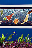 Strelitzienblüte und Mosaik der Kanarischen Inseln, Puerto de la Cruz, Teneriffa, Kanarische Inseln, Spanien, Europa