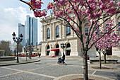 Alte Oper und Hochhäuser mit blühenden Kirschbäumen, Frankfurt, Hessen, Deutschland, Europa