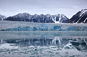 Spiegelung der Gletscher im Krossfjord, Spitzbergen, Norwegen, Europa