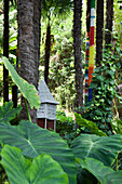 Häuschen und von Ihm selbst bemalte Baumstämme in Andre Hellers Garten, Giardino Botanico, Gardone Riviera, Gardasee, Lombardei, Italien, Europa