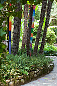 Bemalte Baumstämme im Garten von Andre Heller, Giardino Botanico, Gardone Riviera, Gardasee, Lombardei, Italien, Europa