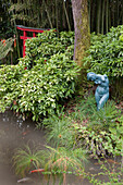 Chinesisches Tor und Skulptur von Auguste Rodin an einem Teich im Garten von Andre Heller, Giardino Botanico, Gardone Riviera, Gardasee, Lombardei, Italien, Europa