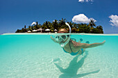 Frau schnorchelt vor Kurumba, Nord Male Atoll, Indischer Ozean, Malediven