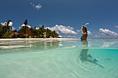 Frau mit Schnorchel im flachen Wasser, Nord Male Atoll, Indischer Ozean, Malediven