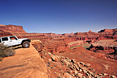 Jeep standing at brim above Colorado River, White Rim Drive, White Rim Trail, Island in the Sky, Canyonlands National Park, Moab, Utah, Southwest, USA, America