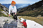 Junge Frau sichert jungen Mann beim Klettern, Multerkarwand, Treffauer, Wegscheidalm, Wilder Kaiser, Kaisergebirge, Tirol, Österreich