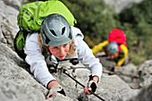 Junge Frau und junger Mann klettern am Klettersteig Rino Pisetta, Lago die Toblino, Sarche, Calavino, Trentino, Trentino-Südtirol, Italien