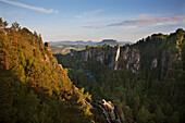 Blick über den Wehlgrund zum Lilienstein, Bastei, Nationalpark Sächsische Schweiz, Elbsandsteingebirge, Sachsen, Deutschland, Europa