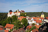 Blick auf Hohnstein mit Burg und Stadtkirche, Hohnstein, Nationalpark Sächsische Schweiz, Elbsandsteingebirge, Sachsen, Deutschland, Europa