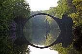 Rakotzbrücke spiegelt sich im Rakotzsee, Kromlauer Park, Kromlau, Sachsen, Deutschland, Europa
