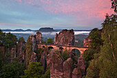 Blick von der Felsenburg Neurathen zur Basteibrücke und zum Lilienstein, Nationalpark Sächsische Schweiz, Elbsandsteingebirge, Sachsen, Deutschland, Europa