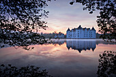 Wasserschloss Glücksburg am Morgen, Flensburger Förde, Ostsee, Schleswig-Holstein, Deutschland, Europa