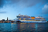 Kreuzfahrtschiff AIDAblu beim Auslaufen aus dem Hafen vor dem Kirchturm St. Michaelis, Hamburg, Deutschland, Europa