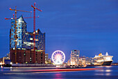 Elbphilharmonie und Kreuzfahrtschiff Queen Mary 2 am Anleger im Hafen bei Nacht, Hamburg Cruise Center Hafen City, Hamburg, Deutschland, Europa