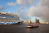 Kreuzfahrtschiff AIDAblu beim Einlaufen in den Hafen vor den Gebäuden der Hafen City und der Elbphilharmonie, Hamburg, Deutschland, Europa