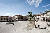 Spain, Extremadura, Trujillo, plaza Mayor, statue of Pizarro