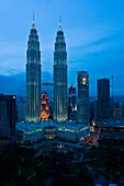 Malasia, Kuala Lumpur, the Petronas Tours designed by the architect Cesar Pelli shelter the Petronas Society, the bigest petrol Malasian company, more than 1 million m2 of shops and entertainment places, a concert hall, a mosque and a multimedia conferenc