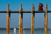 Myanmar (Burma), Mandalay State, Amarapura, Taungthaman lake, U Pein Bridge, the longest teak bridge in the world reaching 1,2 km