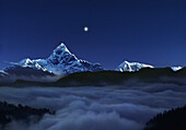 Mond über dem heiligen Berg Machapuchare am Morgen, Pokhara, Gandaki, Nepal, Asien