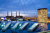 Kraftwerk und AutoTürme am Abend, im Vordergrund KundenCenter, Autostadt, Wolfsburg, Niedersachsen, Deutschland, Europa