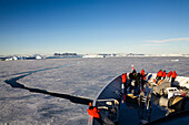 Touristen auf Kreuzfahrtschiff im Antarctic Sound im Südpolarmeer, Eisberge, Antarktis