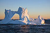 Eisberg bei Sonnenaufgang am Südpolarkreis, Antarktische Halbinsel, Antarktis