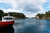 Hafenausfahrt in Kolbeinshamn, Insel Huftaroy, Austevoll, Norwegen