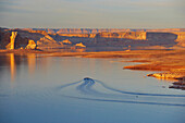 Boat on Lake Powell in the evening, Wahweap Bay, Glen Canyon National Recreation Area, Arizona and Utah, USA, America