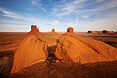 Sandsteinfelsen im Monument Valley am Abend, Navajo Tribal Park, Navajo Indian Reservation, Arizona, USA, Amerika