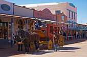 Menschen und Pferdekutsche in Tombstone, Historische Westernstadt, Silberabbau, Sonora Wüste, Arizona, USA, Amerika