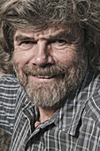 Reinhold Andreas Messner, geb. 17. September 1944 in Brixen, ist ein Extrembergsteiger, Abenteurer, Autor und ehemaliger Politiker der Südtiroler Grünen aus Südtirol, Italien, Europa