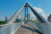 Fußgängerbrücke im Neuen Zollhof mit Gehry Bauten, Medienhafen, Düsseldorf, Nordrhein-Westfalen, Deutschland, Europa