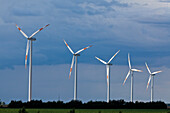 Windenergieanlage, Windpark neben der Autobahn A2 nach Berlin, Sachsen-Anhalt, Deutschland