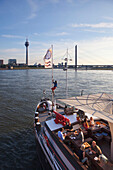 Restaurantschiff an der Rheinuferpromenade, Düsseldorf, Nordrhein-Westfalen, Deutschland, Europa