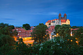 Blick zum Schlossberg mit der Stiftskirche St. Servatius am Abend, Quedlinburg, Harz, Sachsen-Anhalt, Deutschland, Europa