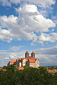 Blick zum Schlossberg mit der Stiftskirche St. Servatius unter Wolkenhimmel, Quedlinburg, Harz, Sachsen-Anhalt, Deutschland, Europa