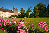 Westflügel von Schloss Corvey und Westwerkfassade des Klosters, Höxter, Weserbergland, Nordrhein-Westfalen, Deutschland, Europa