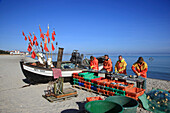 Fischer mit ihrem Fang und Fischerboot am Strand vom Ostseebad Binz, Insel Rügen, Ostsee, Mecklenburg Vorpommern, Deutschland, Europa