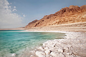 Salzablagerungen an der Küste, kristallklares Wasser und schroffe Felsen, Totes Meer, Jordanien, Langzeitbelichtung, Naher Osten, Asien