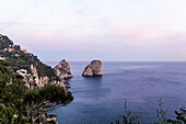 Faraglioni Felsen am Abend, Capri, Kampanien, Italien