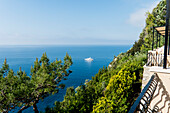 Bick aufs Meer mit Yacht, Capri, Kampanien, Italien