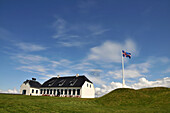 Haus und Flagge auf der Insel Videy vor Reykjavik, Island, Europa