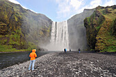 Der Skogar Wasserfall an der Küste unter dem Vulkan Porsmörk, Süd Island, Europa
