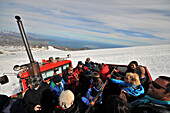 Touristen fahren mit dem Schneemobil zum Snaefellsjökull, Snaefellsnes Halbinsel, West Island, Europa