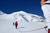 Drei Bergsteiger steigen zum Piz Palü auf, Graubünden, Schweiz