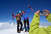 Zwei Bergsteiger posieren am Gipfel des Piz Palü für ein Foto, Graubünden, Schweiz