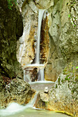 Wasser fließt in mehreren Stufen über Wasserfall, Bayerische Alpen, Oberbayern, Bayern, Deutschland