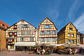 Menschen in Strassencafes in der Altstadt, Colmar, Elsass, Frankreich, Europa