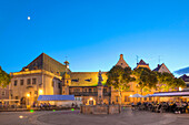 Schwendi Brunnen mit Altem Kaufhaus am Abend, Colmar, Elsass, Frankreich, Europa