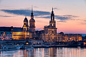 Elbe mit Schloß und Hofkirche in der Dämmerung, Dresden, Sachsen, Deutschland, Europa